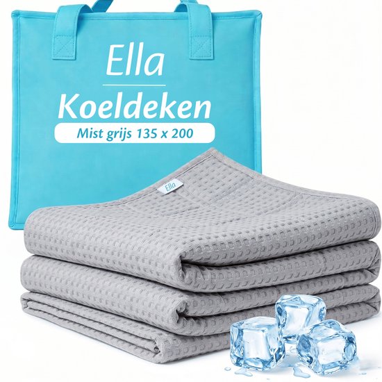 Gevouwen grijze Ella koeldeken met wafelpatroon, naast een blauwe draagtas en ijsblokjes.