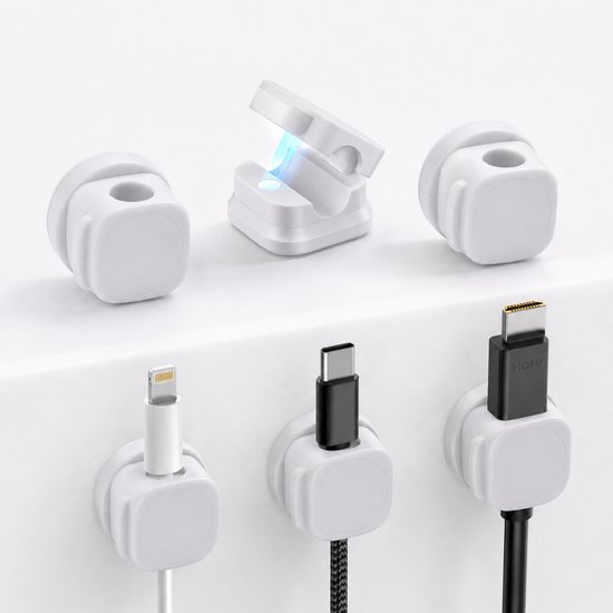 Trois supports de câble blancs avec des câbles (Lightning, USB-C, HDMI) et un support magnétique ouvert.