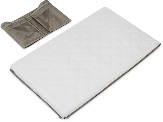 Witte matras met rits en ruitpatroon, naast een beige opbergvak met mesh vakken.