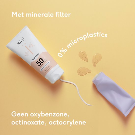 Tube Naïf Baby & Kids minerale zonnebrandcrème SPF 50, met perzikkleurige band, naast een open tube met druppels.