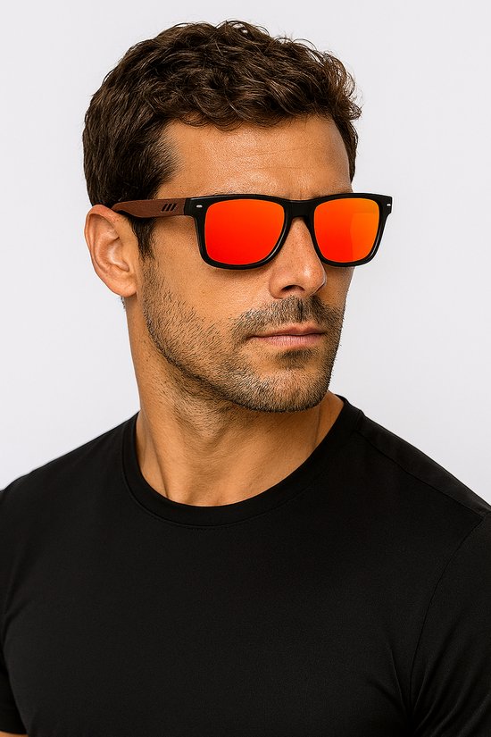 Man met zwarte zonnebril met oranje spiegelende glazen en houten pootjes.