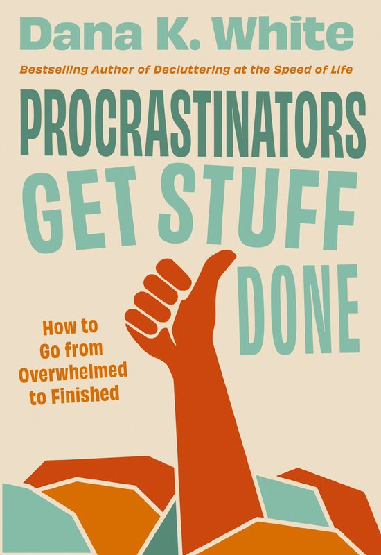Boek "Procrastinators Get Stuff Done" met een oranje duim omhoog die boven aardkleurige vlakken uitsteekt. Tekst: "Dana K. White", "PROCRASTINATORS GET STUFF DONE", "How to Go from Overwhelmed to Finished".