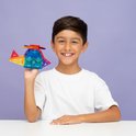Jongen houdt een helikopter vast, gemaakt van Connetix magnetische tegels in regenboogkleuren.