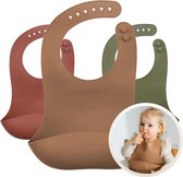 Drie slabbetjes in terra, bruin en olijfgroen. Inzet: baby met bruine slab.
