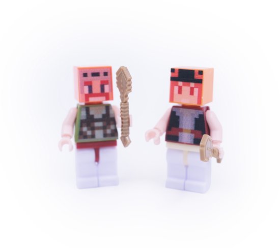 Twee Minecraft figuurtjes met bruine en oranje hoofden, elk met een wapen.