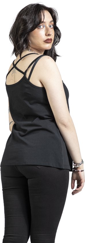 Model van achteren gezien in zwarte tanktop met gekruiste spaghettibandjes op de rug.
