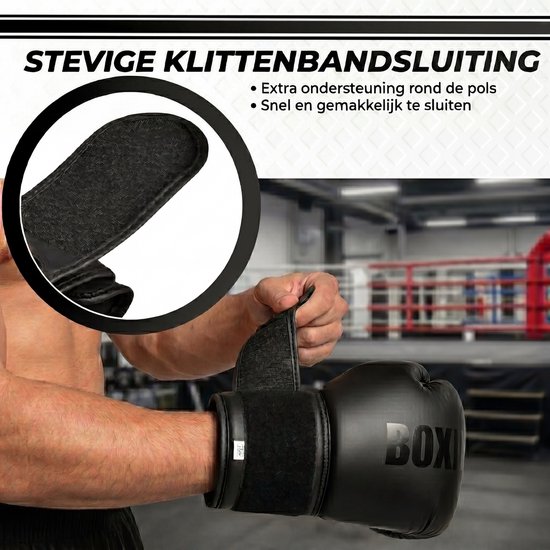 Close-up van een zwarte bokshandschoen met klittenbandsluiting, polssteun zichtbaar.