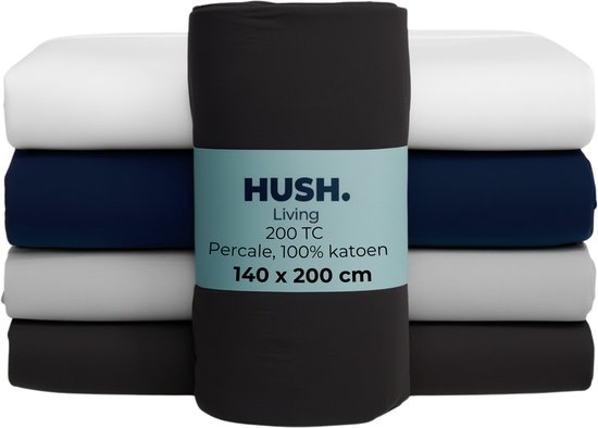 Gestapeld hoeslaken in antraciet, zwart, lichtgrijs en navy blauw. Met label 'HUSH. Living 200 TC Percale, 100% katoen 140 x 200 cm'.