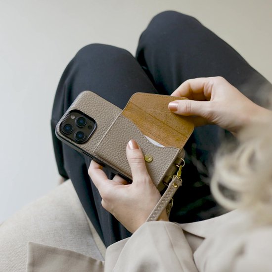 Selencia Hoesje - Geschikt voor Apple iPhone 12 Pro / 12 - Sera Koordhoes met pashouder envelop - Taupe