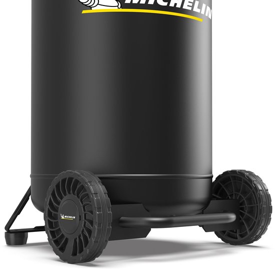 Detail van de twee zwarte wielen van een Michelin compressor, met Michelin logo op de velgen.