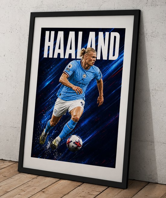 Affiche d'Erling Haaland en tenue Man City, short blanc, avec ballon, texte HAALAND, dans un cadre noir