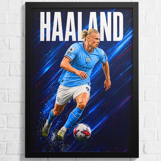 Affiche encadré d'Erling Haaland en maillot bleu ciel Man City, short blanc, avec ballon, avec le texte HAALAND