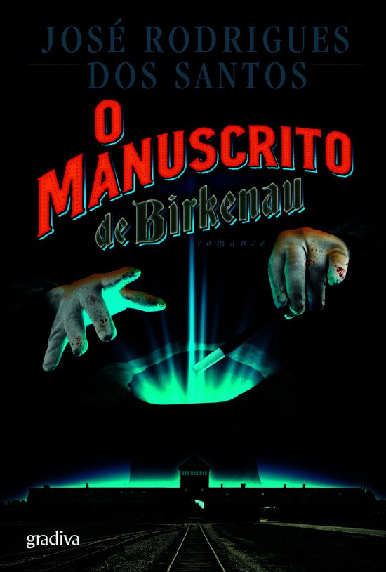Livre "O Manuscrito de Birkenau" avec sur la couverture deux mains gantées de blanc tenant un faisceau d'énergie verte luminescente au-dessus d'une silhouette sombre de bâtiments, possiblement un camp de concentration, avec des voies ferrées au premier plan. Titre en lettres rouges.