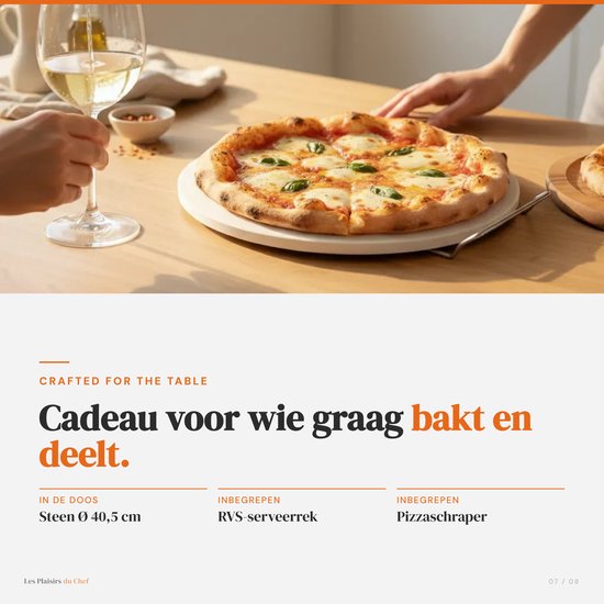Grote Margherita pizza met gesmolten mozzarella op een witte steen, gefotografeerd aan tafel met witte wijn.