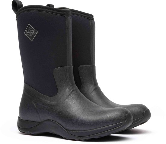 Een paar zwarte Muck Boots met een zwart bovenwerk en rubberen zool, met Muck Boot logo op de linker laars.