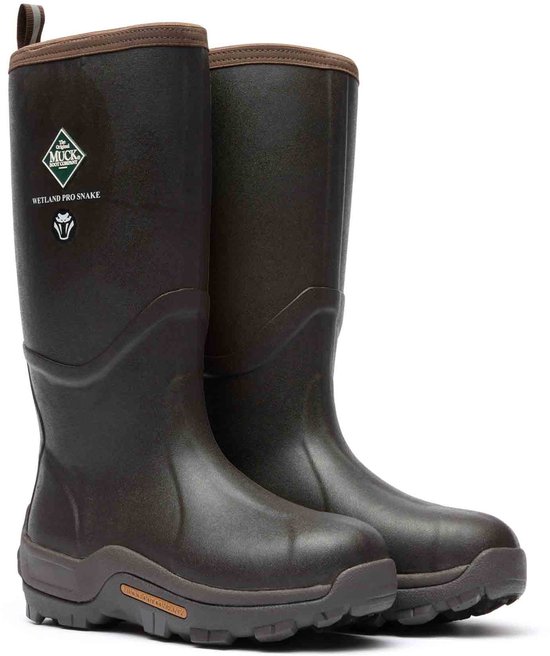Paar bruine rubberen Muck Boot Wetland Pro laarzen met logo.