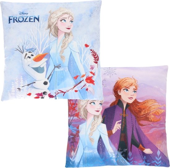 Kussen met Elsa, Anna en Olaf uit Disney's Frozen. Elsa in blauwe jurk, Anna in paarse cape. Vrolijke winterse achtergrond.