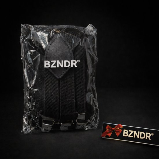 Zwarte bretels van BZNDR in plastic verpakking met een zilverkleurig logo met strikje.