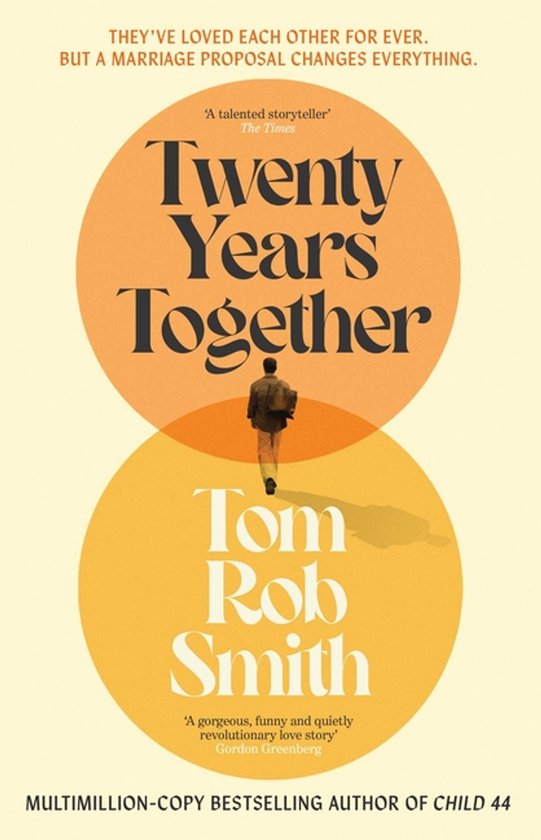 Boekcover met de titel 'Twenty Years Together' van Tom Rob Smith. Een man met rugzak staat met de rug naar de kijker, tussen twee oranje cirkels.