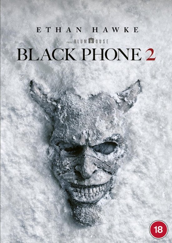 De poster van "Black Phone 2" met Ethan Hawke, met een griezelig, met sneeuw bedekt masker van een demonisch gezicht met hoorns, tegen een witte, besneeuwde achtergrond.