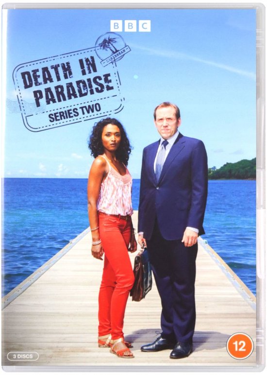 Een man in een donkerblauw pak en een vrouw in een roze gestreepte top en rode broek staan op een pier, met de oceaan op de achtergrond. "DEATH IN PARADISE SERIES TWO" staat bovenaan.