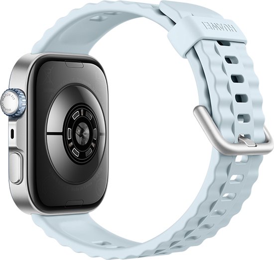 Achterkant van een lichtblauwe smartwatch met zilverkleurige kast en geribbelde band met "HUAWEI" logo.