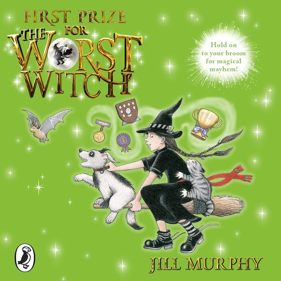 Boekomslag voor 'First Prize for the Worst Witch' met een heks op een bezemsteel, een hond, een kat en een vleermuis op een groene achtergrond. Tekst: 'FIRST PRIZE FOR THE WORST WITCH', 'Hold on to your broom for magical mayhem!' en 'JILL MURPHY'.
