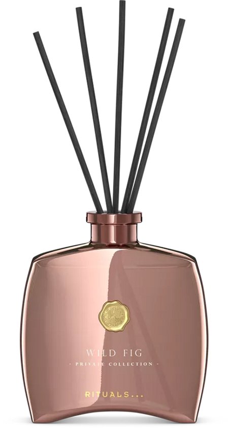Koperkleurige diffuser fles met gouden medaillon en 5 donkere geurstokjes. 'WILD FIG PRIVATE COLLECTION' RITUALS.