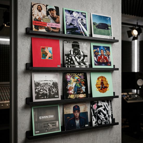 Zwarte planken met LP's van Outkast, A$AP Rocky, Kanye West, Eminem, Logic en DJ Premier.