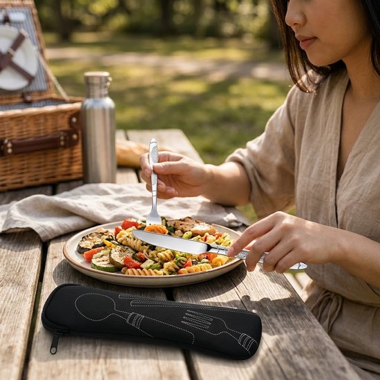 Zilverkleurig camping bestek dames en heren 4 delige RVS bestek set met mes vork lepels en opbergtas draagbaar tafelgerei voor kamperen reizen picknick en outdoor gebruik — afbeelding 4