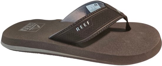Donkerbruine Reef teenslipper, van de zijkant gezien. De slipper heeft een grijze rand en een Reef logo op de band.