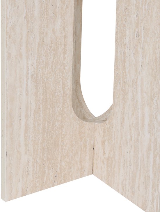 Detail van een beige bijzettafel van travertin met een opening.