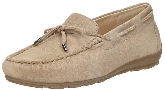 Beige suède mocassin met strikdetail, zilverkleurige uiteinden en zichtbare stiksels.
