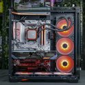 Gaming pc met oranje verlichting. Zeven ventilatoren, meerdere grafische kaarten, MSI moederbord met waterkoeling.