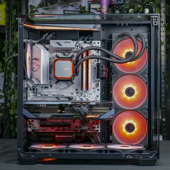 Gaming pc met oranje verlichting. Zeven ventilatoren, meerdere grafische kaarten, MSI moederbord met waterkoeling.