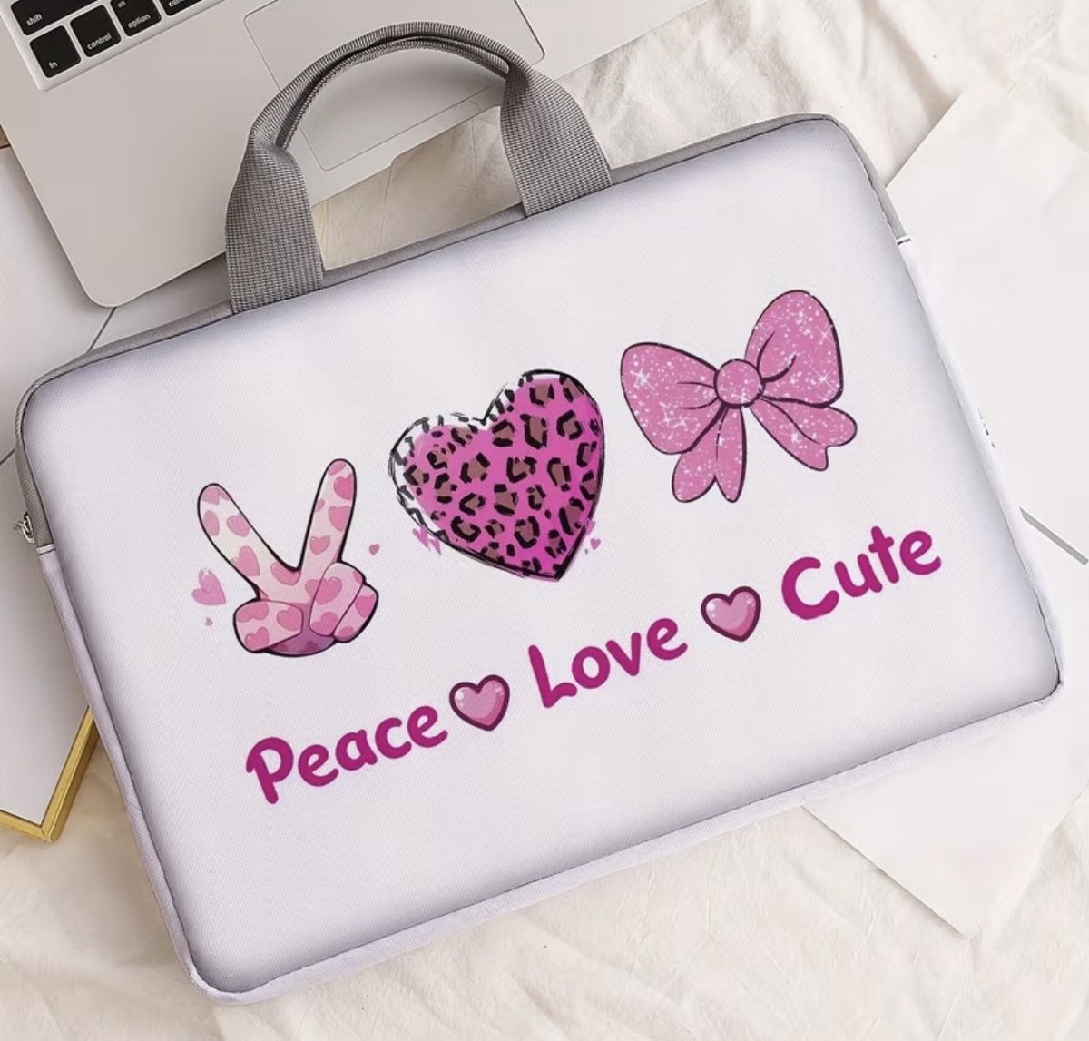 She life style - Schattige laptop tas, versierd met een inspirerende 'peace love cute' - 26x38cm - 16 Inch