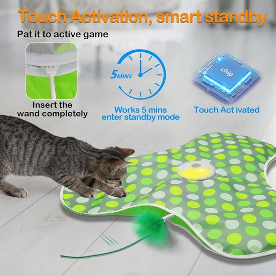 Katten spelen met groen speelkleed met stippen en veren. Met tekst 'Touch Activation, smart standby'.
