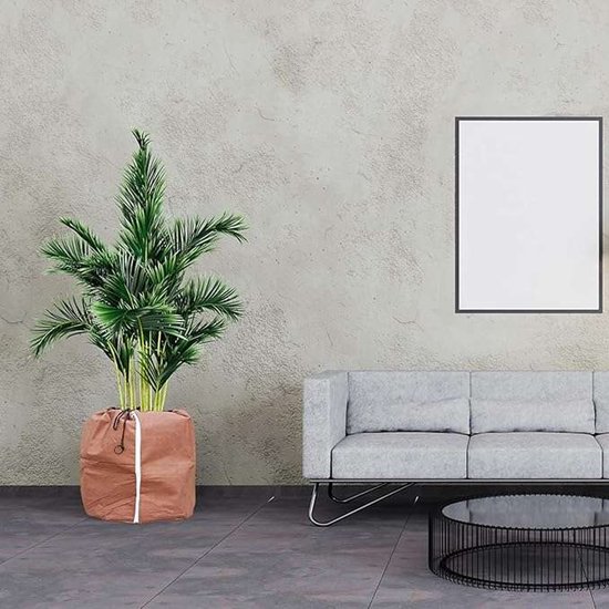 Bruine pot beschermhoes met rits en trekkoord om een palmplant in een woonkamer.