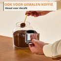 Hand houdt schepje met gemalen koffie uit een pot, tekst "Ook voor gemalen koffie".
