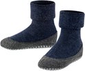 Blauwe Falke pantoffelsokken met opgerolde boord en grijze vilten zool met antislip noppen.