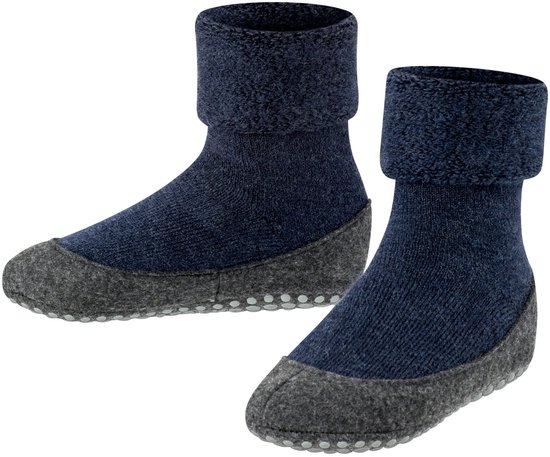 Blauwe Falke pantoffelsokken met opgerolde boord en grijze vilten zool met antislip noppen.