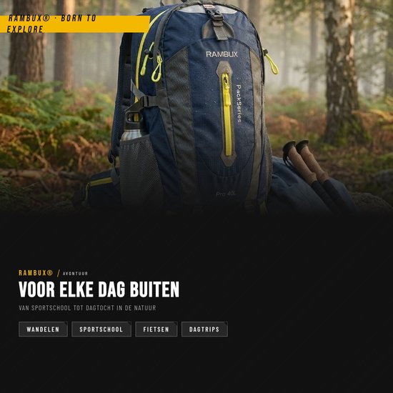 Donkerblauwe Rambux rugzak met gele ritsen, in een bosrijke omgeving, ideaal voor wandelen, school en dagtrips.