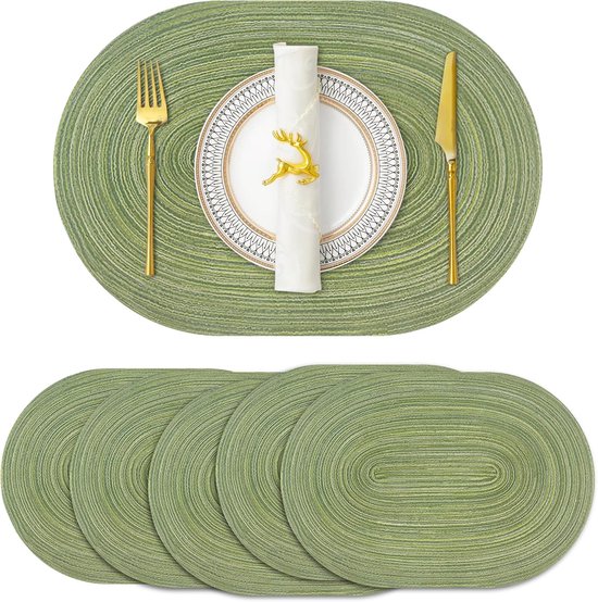 Sets de table ovales verts à motif tressé, un dressé avec vaisselle et couverts dorés.