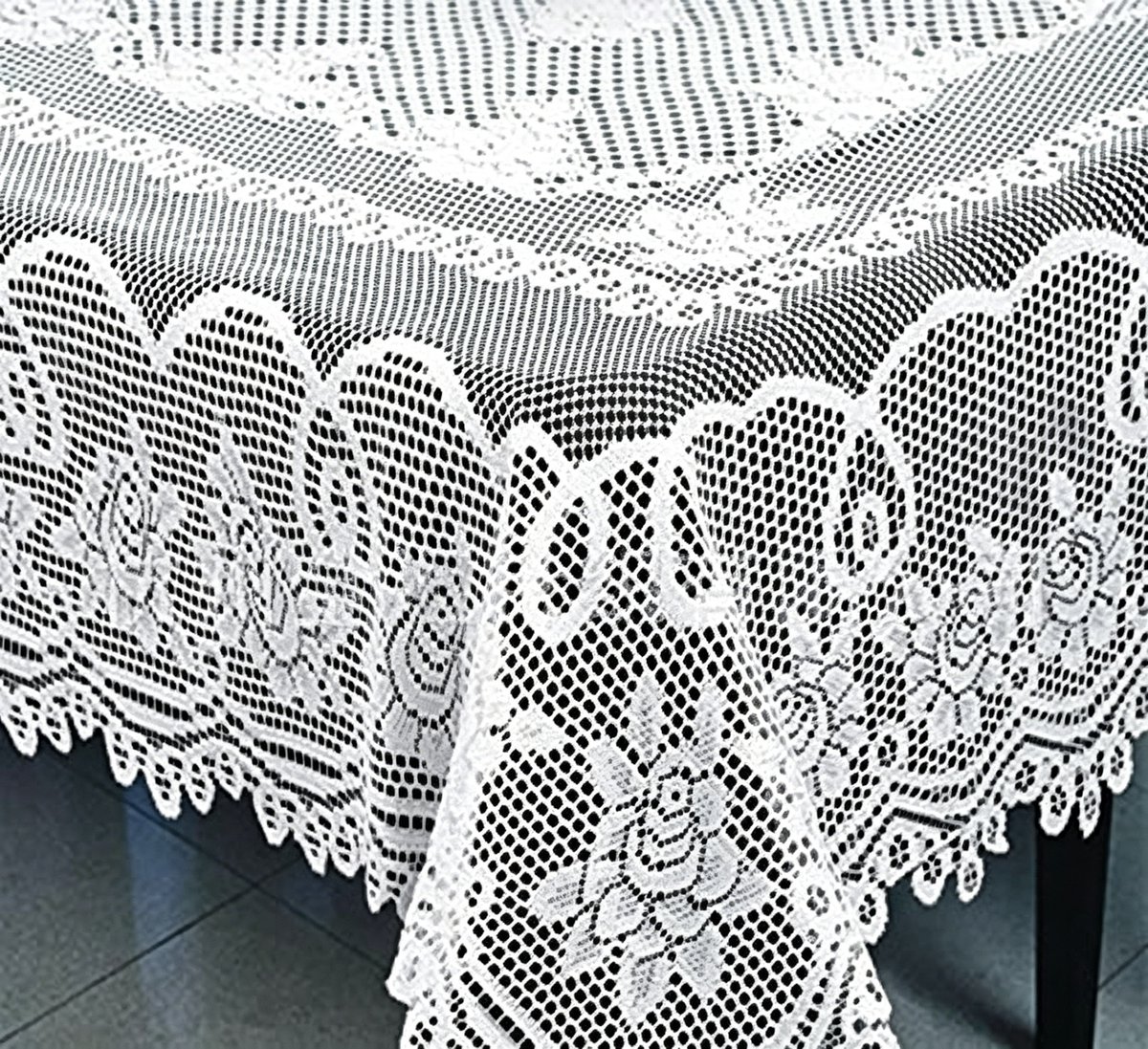 Wit tafelkleed van polyester met bloemenmotief en kant, 152 x 228 cm