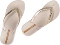 Beige Ipanema teenslippers met glitterbandjes op zwarte achtergrond.