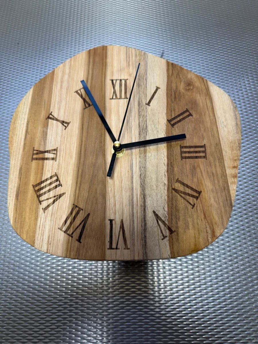 Klok van massief teak houten schijf