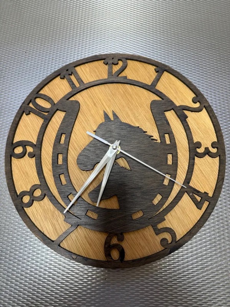 Wandklok met paard en hoefijzer