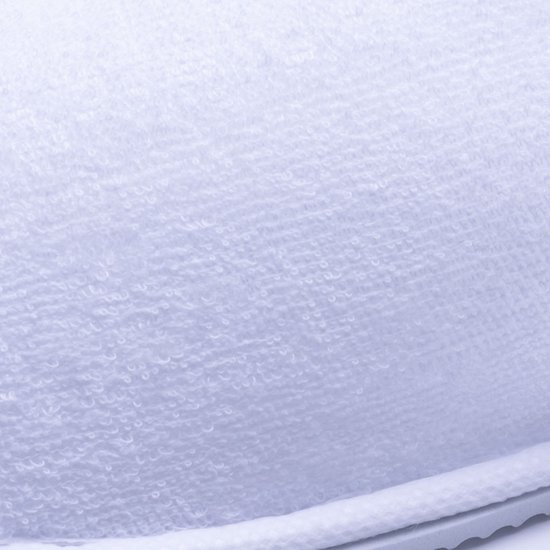 Close-up van de badstof textuur van een witte, open teenslipper.