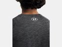 Detail van een zwart gestreept sportshirt met wit Under Armour logo op de achterkant van de nek.