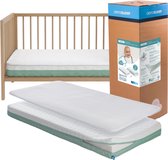 AeroSleep matras en matrasbeschermer in een bedombouw. Inclusief verpakking met productinformatie.